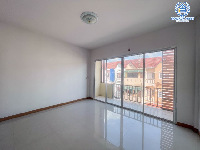 ทาวน์โฮมมือสองย่านกรุงเทพฯ ม.เก้าวัฒนาวิลล่า เลียบคลองทวีวัฒนา เนื้อที่ 17 ตร.ว. ฟังก์ชัน 3 ห้องนอน 3 ห้องน้ำ 1 ที่จอดรถ ทาวน์โฮม 3 ชั้นรีโนเวทใหม่ บนทำเลดี เพียง 20 นาทีก็ถึงรถไฟฟ้าสายสีน้ำเงิน "สถานีหลักสอง" ใกล้เดอะมอลล์บางแค และทางด่วน "รามอินทรา-อาจณรงค์" จองเลย!…